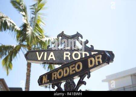 Rodeo Drive Straßenschild Los Angeles USA, im Hintergrund eine Palme. Stockfoto