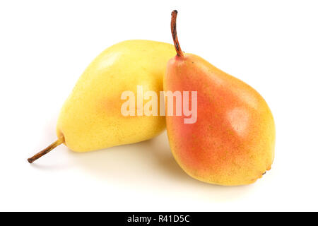 Zwei reife rote Gelbe Birne Früchte auf weißem Hintergrund. Stockfoto