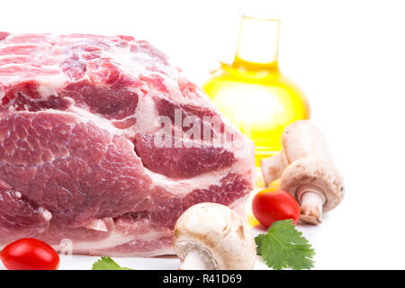 Stück rohes Fleisch mit Dekor aus auf Seite Stockfoto