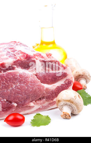 Stück rohes Fleisch mit Dekor aus auf Seite Stockfoto