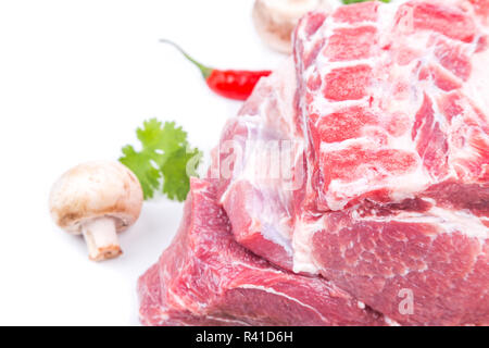 Stück rohes Fleisch mit Dekor aus auf Seite Stockfoto