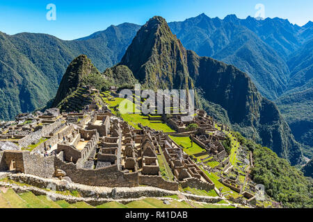 Weitwinkel Foto: Die verlorene Stadt der Inkas, die Ruinen von Machu Picchu, an einem sonnigen Sommertag in der Nähe von Cusco, Peru. Stockfoto