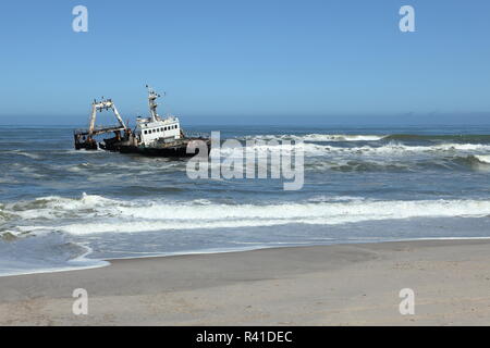 Gekentert Schiffswrack an der Skelettküste in Namibia Stockfoto