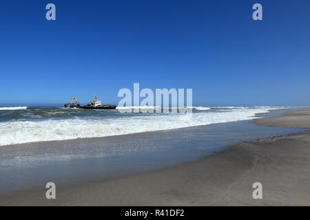 Gekentert Schiffswrack an der Skelettküste in Namibia Stockfoto