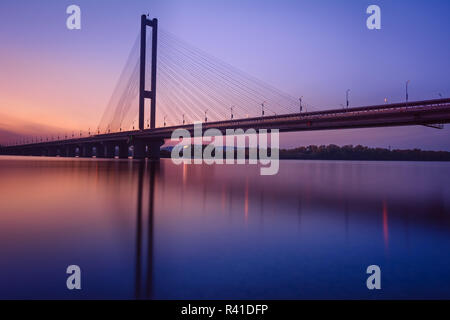 South Bridge in Kiew an der blauen Stunde Stockfoto