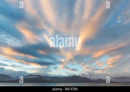 USA, Washington State. Seabeck. Sonnenuntergang über der Haube Kanal. Stockfoto