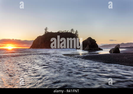 Sonnenuntergang entlang Cedar Creek und Meer stapeln auf Ruby Beach in Olympic National Park, Washington State, USA Stockfoto