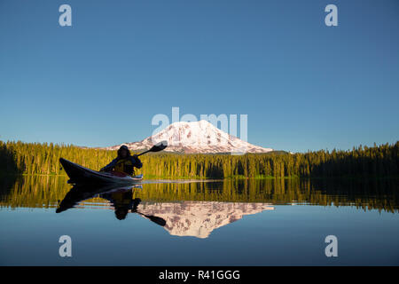 USA, Washington State. Frau kayaker Paddeln auf ruhigen, malerischen Takhlakh See mit Mt. Adams im Hintergrund (MR). Stockfoto