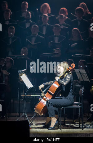 Kiew, Ukraine - 22. NOVEMBER 2018: die Musiker von Symphony Orchestra (Dirigent Andrey Chernyi) auf der Bühne." Das Spiel der Throne' Konzert an Stockfoto