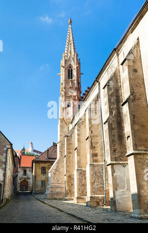 Farska Street und der Burg auf dem Hügel in Bratislava Stockfoto