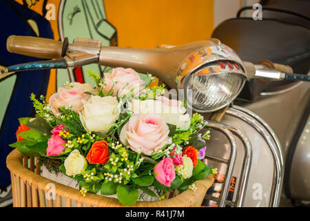 Künstliche Blumen Dekoration im Korb auf dem Motorrad Stockfoto