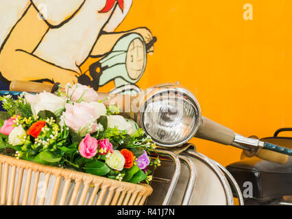 Künstliche Blumen Dekoration im Korb auf dem Motorrad Stockfoto