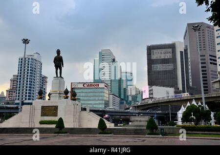 Bangkok Skyline mit BTS Skytrain und King Rama VI Statue Lumphini Park Thailand Stockfoto