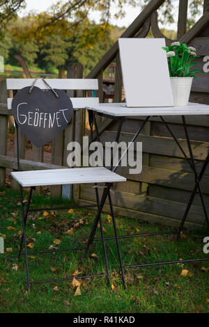 Leere Bier Garten im Herbst Stockfoto