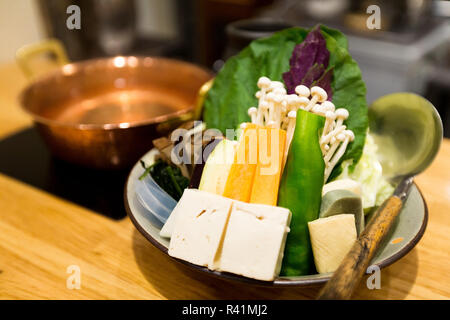 Japanische Küche, Hot Pot auf Hintergrund Stockfoto