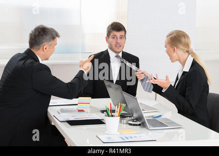Zwei Geschäftsleute Streit um Junge Unternehmer Stockfoto