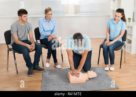 Kursleiter Unterricht Erste Hilfe CPR-Technik Stockfoto