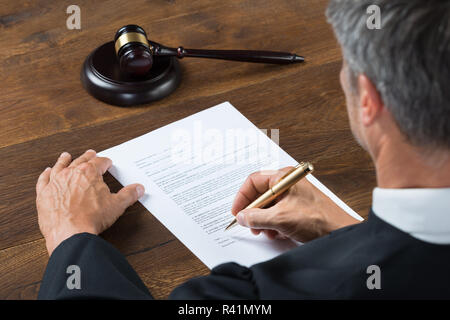 Richter Schreiben auf Papier im Gerichtssaal Stockfoto