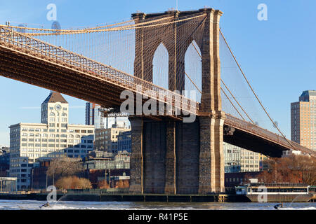 Brooklyn Bridge und Jet Ski, New York, NY Stockfoto