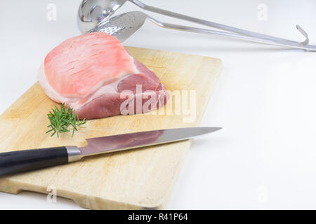 Rohes Schweinefleisch am Stück - Schweinebraten mit Kruste Stockfoto