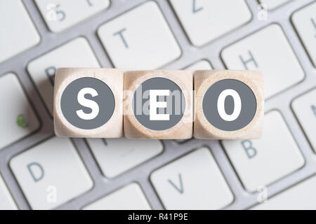 Würfel mit dem Akronym SEO für Search Engine Optimization auf einer Tastatur Stockfoto