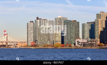 Luxuriöse Apartments und Bürogebäude am Ufer in der Nähe des Gantry State Park in Long Island City, New York City Stockfoto