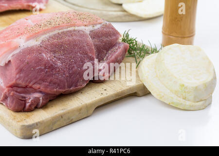 Rohes Schweinefleisch am Stück - Schweinebraten mit Kruste Stockfoto