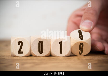 Hand spiegeln ein Würfel, symbolizng der Wechsel von 2018 bis 2019 Stockfoto