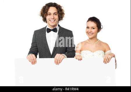 Junges Ehepaar Holding leeres Whiteboard Stockfoto