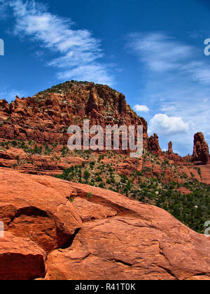 Die 'Madonna mit Kind' und 'Zwei rote Felsformationen Nonnen" ab dem Gelände der Kapelle des Heiligen Kreuzes in Sedona, Arizona gesehen. Sedona ist famo Stockfoto