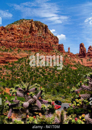 Die 'Madonna mit Kind' und 'Zwei rote Felsformationen Nonnen" ab dem Gelände der Kapelle des Heiligen Kreuzes in Sedona, Arizona gesehen. Sedona ist famo Stockfoto