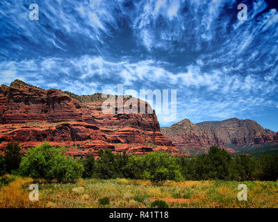 Courthouse Butte ist eine von vielen Red Rock standstone Formationen in Sedona, Arizona. Diese Ansicht wird von der Bell Rock Weg genommen. Viele glauben, dass Th Stockfoto