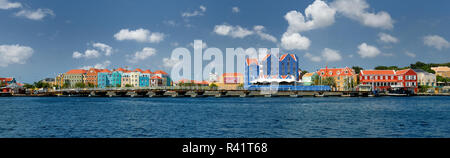 Die Königin Emma Bridge ist eine Pontonbrücke über die St. Anna Bucht in Curacao, Niederländische Antillen. Es verbindet die Punda und Otrobanda Viertel der Ca Stockfoto