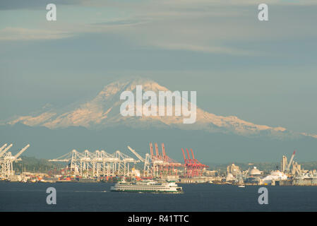 Fähre überqueren Elliott Bay, Mt. Rainier dominiert den Hintergrund, Seattle, Washington State Stockfoto
