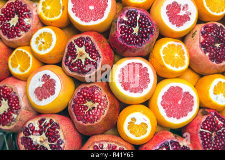 Granatäpfel, Grapefruits und Orangen auf dem Markt in Istanbul Stockfoto