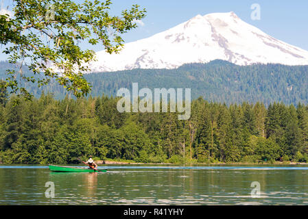 USA, Washington State. Mann Paddel Kanu auf Ruhe Baker Lake unter Mt. Baker Stockfoto