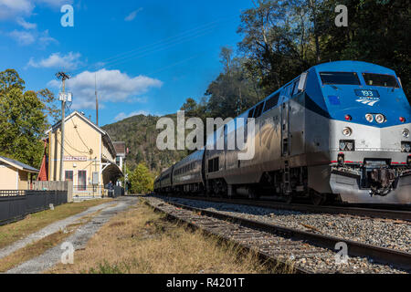 Amtrak Bahnhof zieht in die kleinste Zugdepot in den USA bei Thurmond, New River Gorge National River, West Virginia, USA Stockfoto