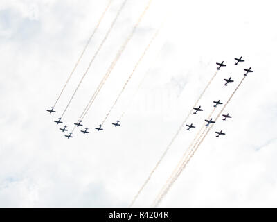 USA, Wisconsin, Oshkosh, AirVenture 2016, Formationen der T-28 Trojaner und Nanchang CJ-6 ein Flugzeug Trailing Rauch im Kopf - auf Pass Stockfoto