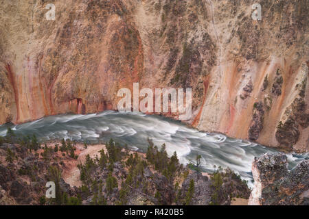USA, Wyoming, Yellowstone National Park. Yellowstone River fließt durch den Grand Canyon im Yellowstone. Stockfoto