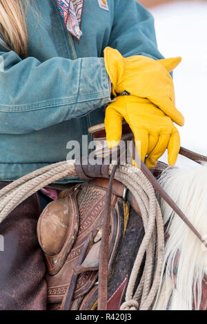Cowboy Detail im Sattel, Versteck Ranch, Shell, Wyoming. (PR) Stockfoto