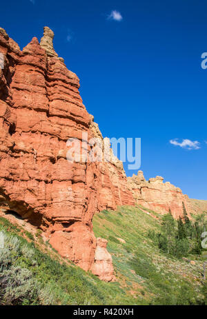 USA, Wyoming, Sublette County. Die roten Felsen zeichnen sich auf einem blauen Himmel Tag im Wyoming. Stockfoto