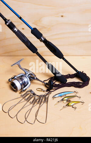 Angelruten und Haspel mit Kunststoff Köder. Stockfoto