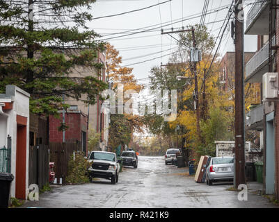 MONTREAL, KANADA - 3. NOVEMBER 2018: Marode typisch nordamerikanische Wohnstraße im Herbst in Montreal, Quebec, während eines regnerischen Tag, mit dem Auto Stockfoto