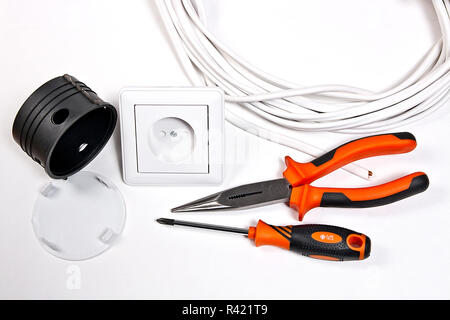 Elektriker Werkzeuge, Kabel, das für die Installation von Steckdosen und Steckdose Stockfoto