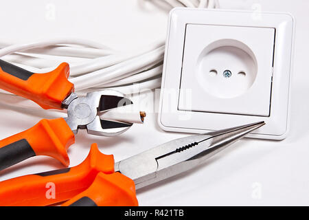 Elektriker Werkzeuge, Kabel und Steckdose Stockfoto
