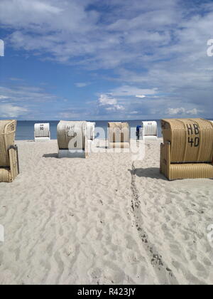 Am Strand - Fahrrad, Meer, Strand, Stuhl und Sand, ihre Spuren im Sand Stockfoto