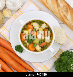 Gemüsesuppe Gemüsesuppe in Suppe Schale von oben gesundes Essen Stockfoto