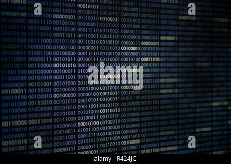 Große Überlast blockchain Daten. Blau binäre daten code Hintergrund für Internet und Cyberspace Security Funktion. Eins und Null text auf LED moniter Bildschirm. Stockfoto