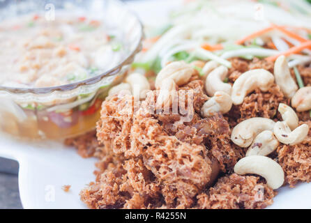 Würzig knusprigen Thunfisch mit Green mango Salat Stockfoto