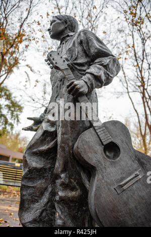 Jungen Elvis Presley Statue in der Nähe der Heimat, wo er in Tupelo, Mississippi geboren wurde. (USA) Stockfoto